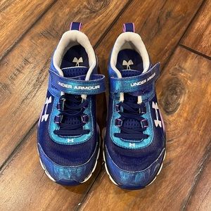 Under armour size 2.5 shoes